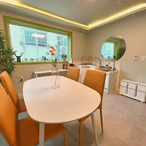 Four Seasons House Гостевой дом Сеул